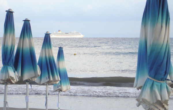 Пляж на курорте Диано Марино, Италия