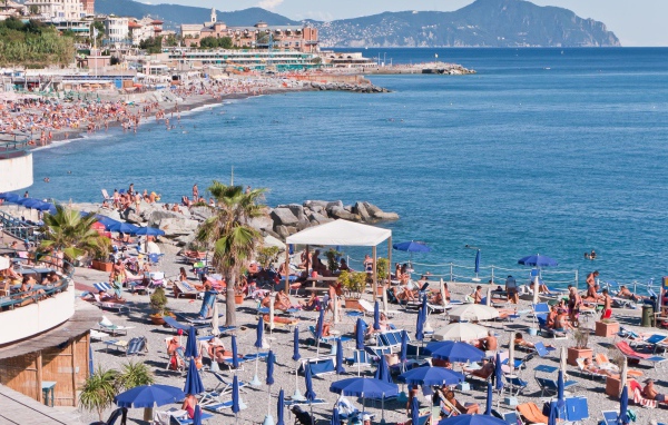 Пляж на курорте Рапалло, Италия