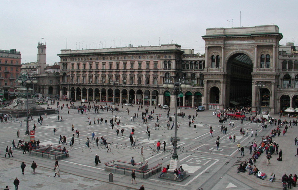 Центральная площадь в Милане, Италия