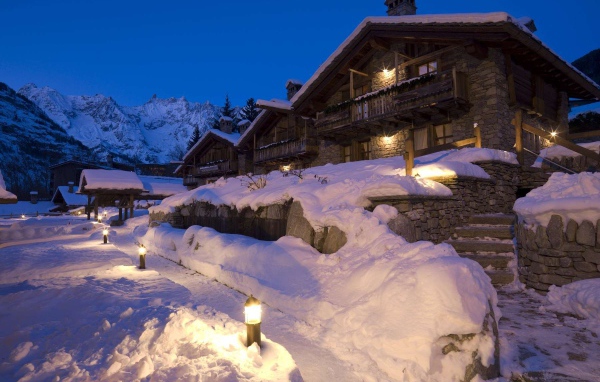 Гостиничные домики на горнолыжном курорте Курмайор, Италия