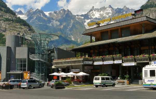 Главная площадь на горнолыжном курорте Курмайор, Италия