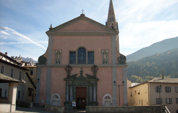 Старинная церковь на курорте в Бормио, Италия