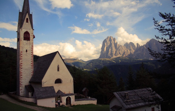 Старинная церковь на курорте Ортизей, Италия