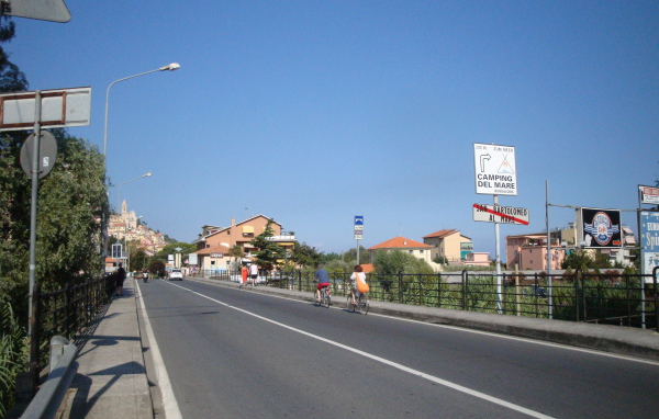 Дорога у набережной на курорте Сан Бартоломео Аль Маре, Италия