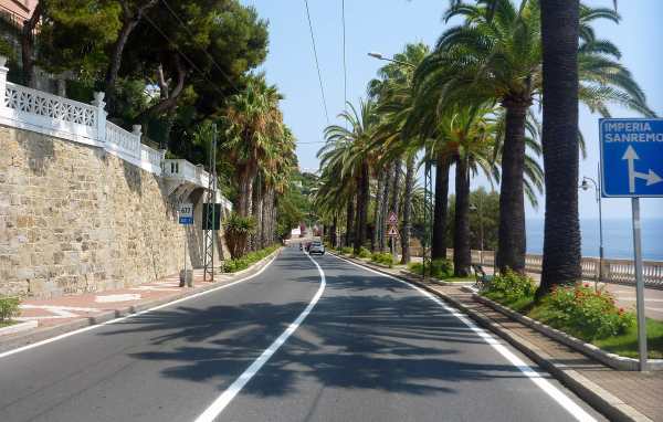 Дорога на набережной в Сан Ремо, Италия