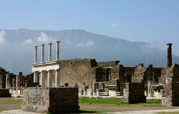 Руины Помпей на фоне гор, Италия