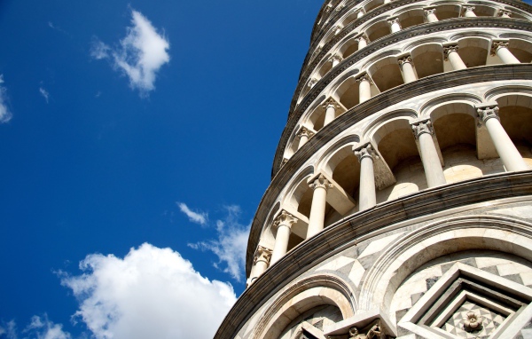 Башня на фоне неба в Пизе, Италия