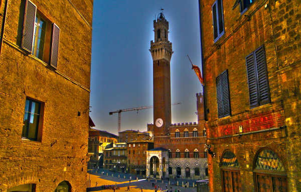 Башня на площади в Сиене, Италия