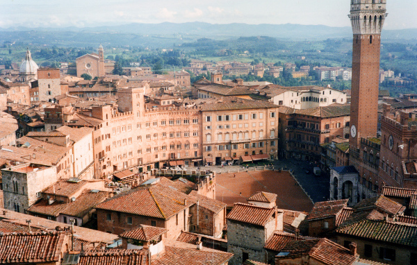 Башня над городом в Сиене, Италия