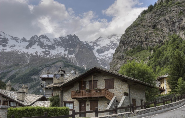 Городские дома на горнолыжном курорте Курмайор, Италия