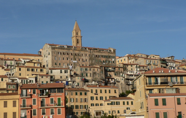 Городские здания на курорте Империя, Италия