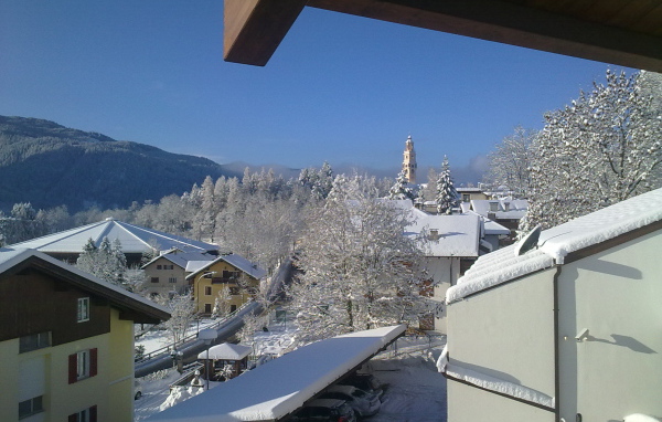 Вид с балкона на горнолыжном курорте Мадонна ди Кампильо, Италия