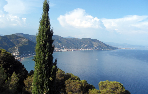 Вид с холма на курорте Алассио, Италия