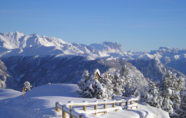 Вид на Альпы на горнолыжном курорте Валь-Ди-Фасса, Италия