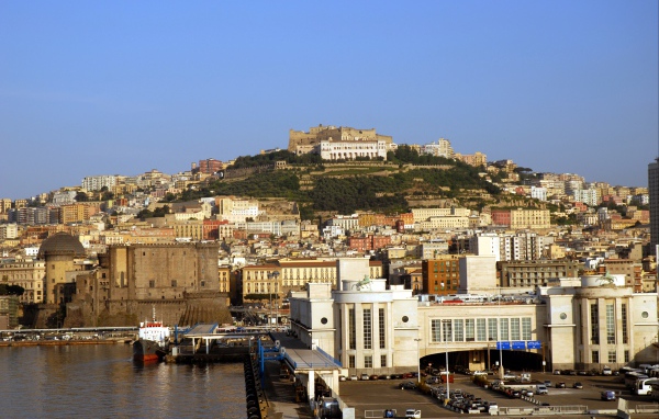 Вид на холм в Неаполе, Италия