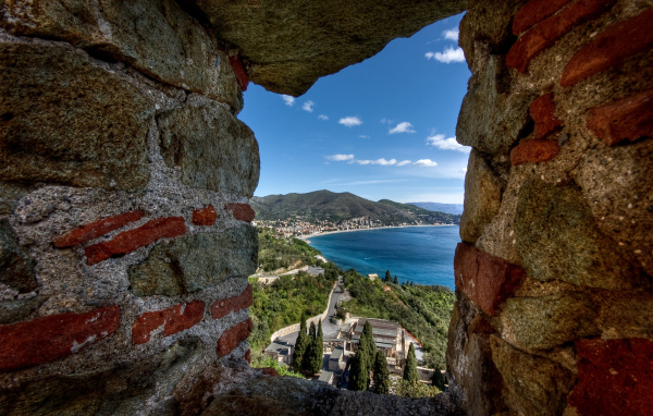 Вид через окно бойницы на курорте Ноли, Италия