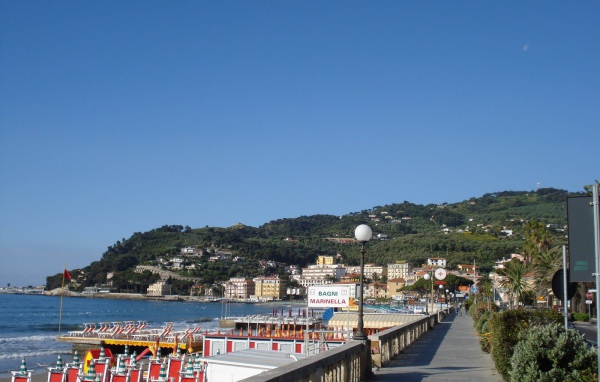 Прогулка по набережной на курорте Диано Марино, Италия