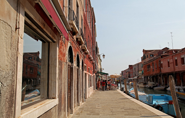 Прогулка по набережной на острове Мурано, Италия