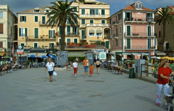 Прогулка на набережной на курорте Алассио, Италия