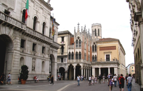 Прогулка на площади в Падуе, Италия