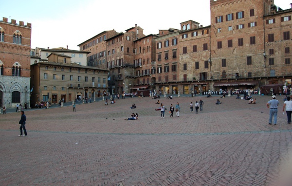 Прогулка на площади в Сиене, Италия