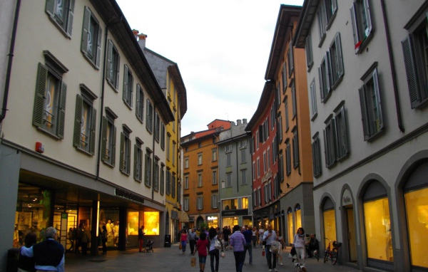 Прогулка по улице в Бергамо, Италия