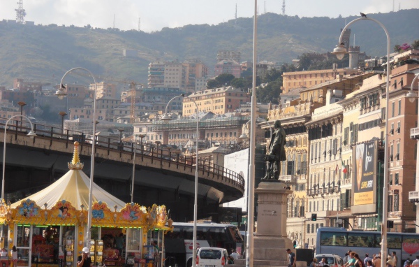 Прогулка по улице в Генуе, Италия