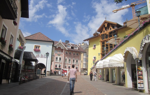 Прогулка по улице на курорте Ортизей, Италия