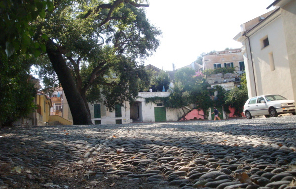 Прогулка по улице на курорте Сан Бартоломео Аль Маре, Италия