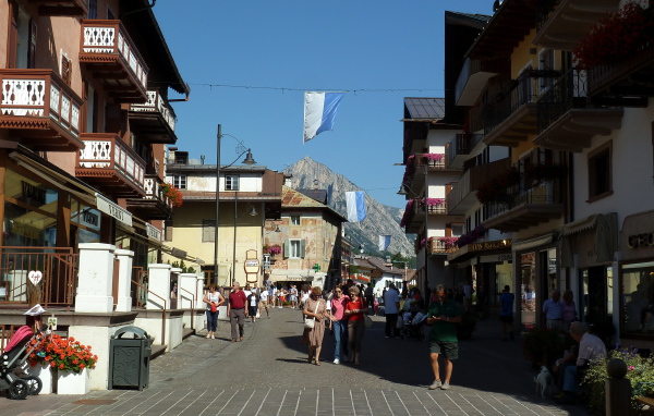 Прогулка по городу на горнолыжном курорте Кортина д'Ампеццо, Италия