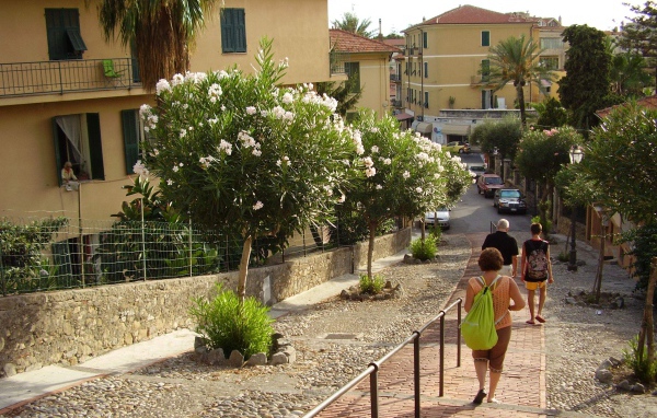 Прогулка по улицам на курорте Бордигера, Италия