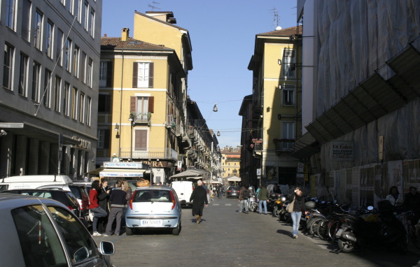 Прогулка по улицам в Милане, Италия