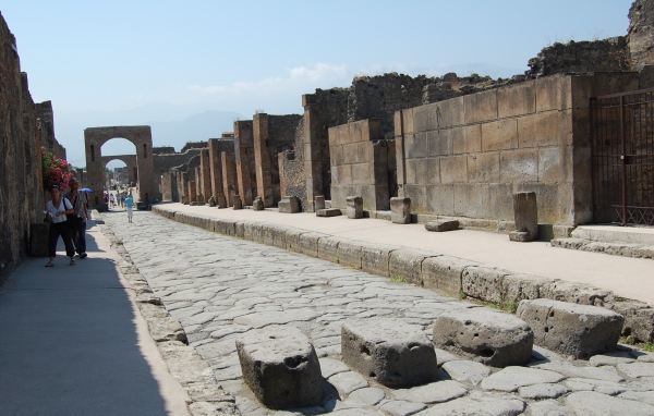 Прогулка по улицам в Помпеях, Италия