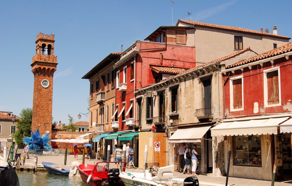 Прогулка по улицам на острове Мурано, Италия