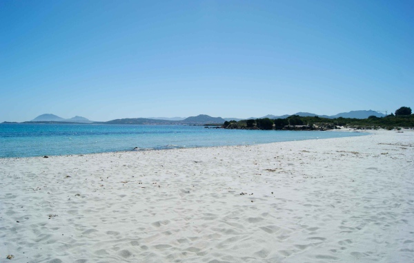 Белый пляж на курорте Коста Смеральда, Италия