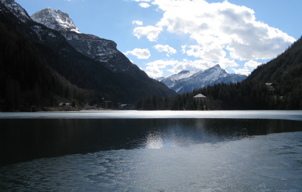 Зимнее озеро на курорте Аллеге, Италия