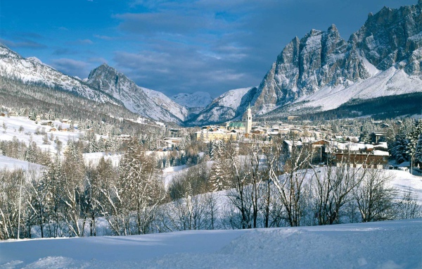 Зимний пейзаж на горнолыжном курорте Кортина д'Ампеццо, Италия
