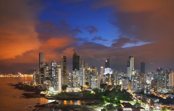 Город Панамы вечером