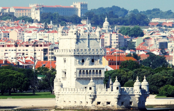 Башня Белем на фоне Лиссабона