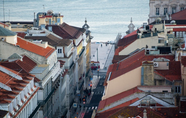 Улица у набережной в Лиссабоне