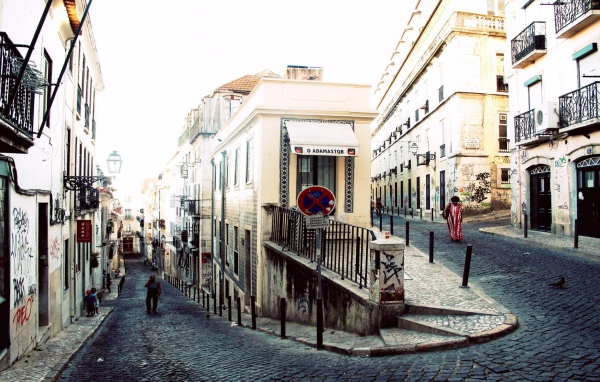 Извилистая улица в Лиссабоне