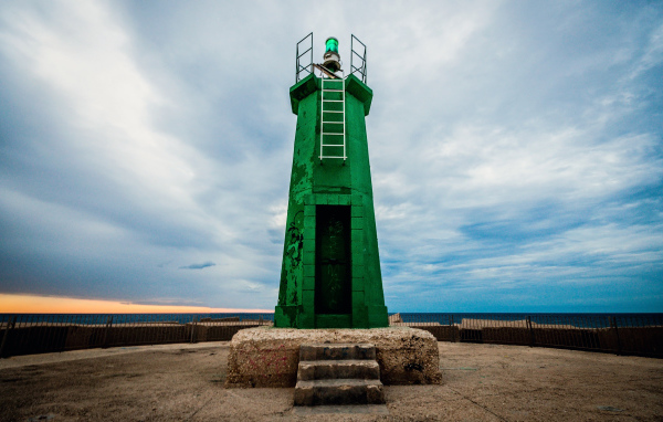 Зелёный маяк в городе Дения, Испания