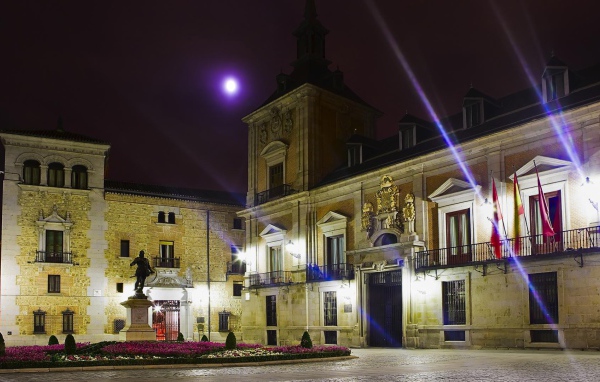 Памятник на площади в Мадриде