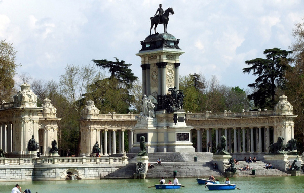 Парковая статуя в Мадриде