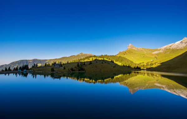 Красивое озеро в Швейцарии