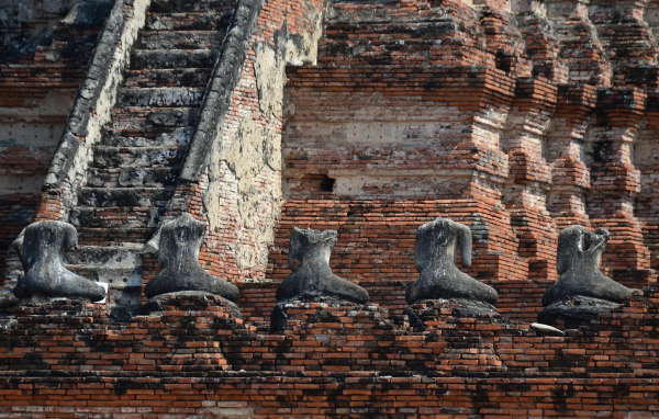 Старинные статуи на храме на курорте Лопбури, Таиланд