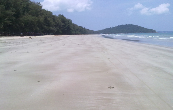 Осенний отдых на пляже на курорте Районг, Таиланд