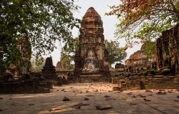 Осень в храме на курорте Аютайя, Таиланд