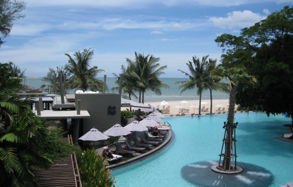 Отдых на побережье на курорте Ча Ам, Таиланд