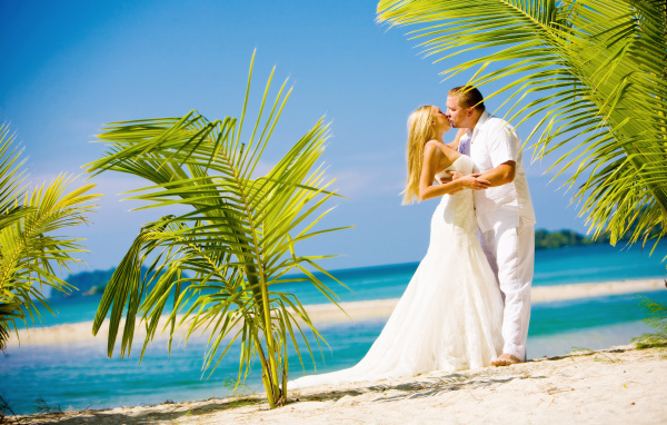 Красивая пара на пляже в Пхукете, Таиланд